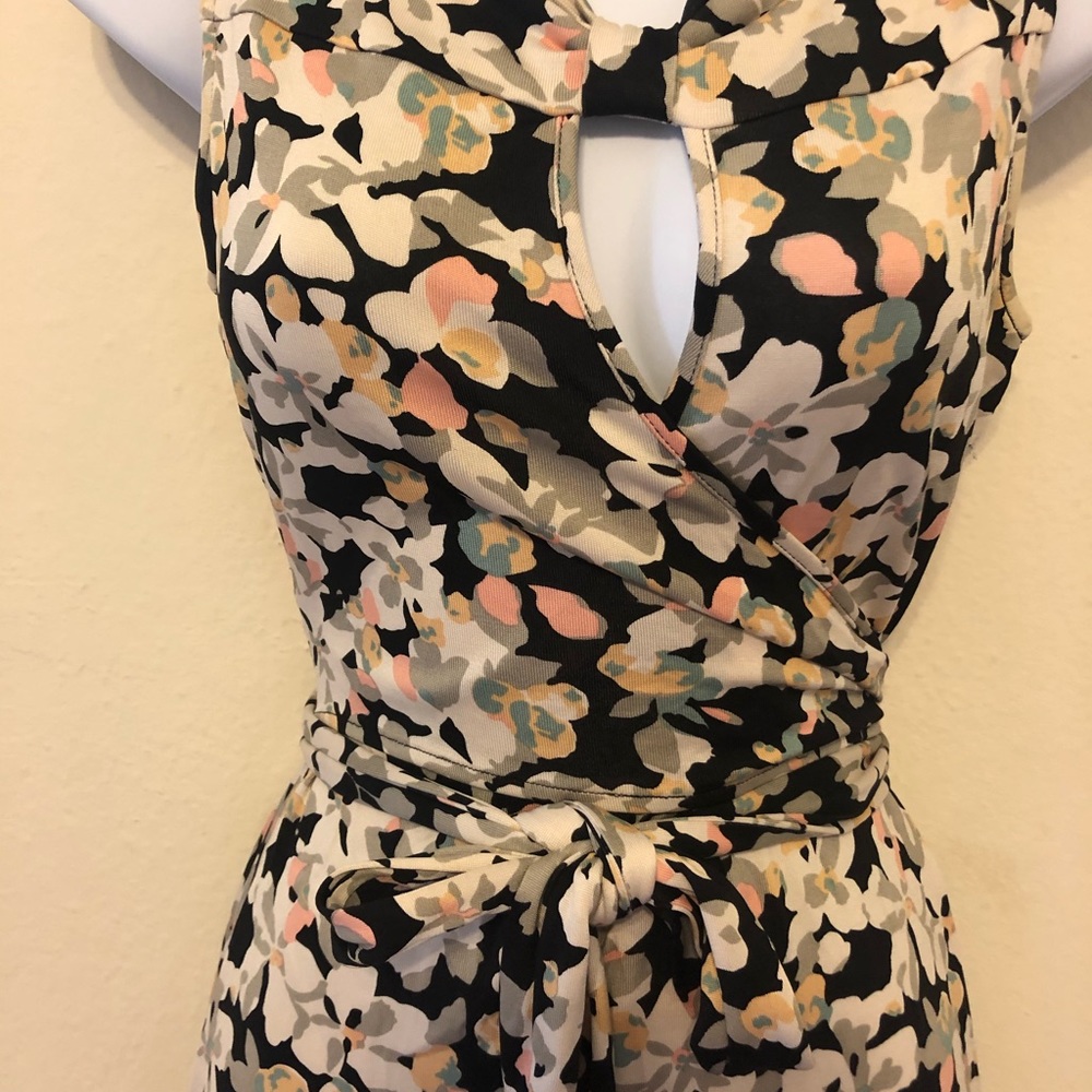Diane Von Furstenberg 100% Silk Wrap dress size 6
